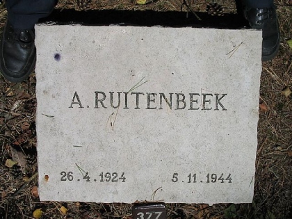 Grafsteen van Ariën Ruitenbeek